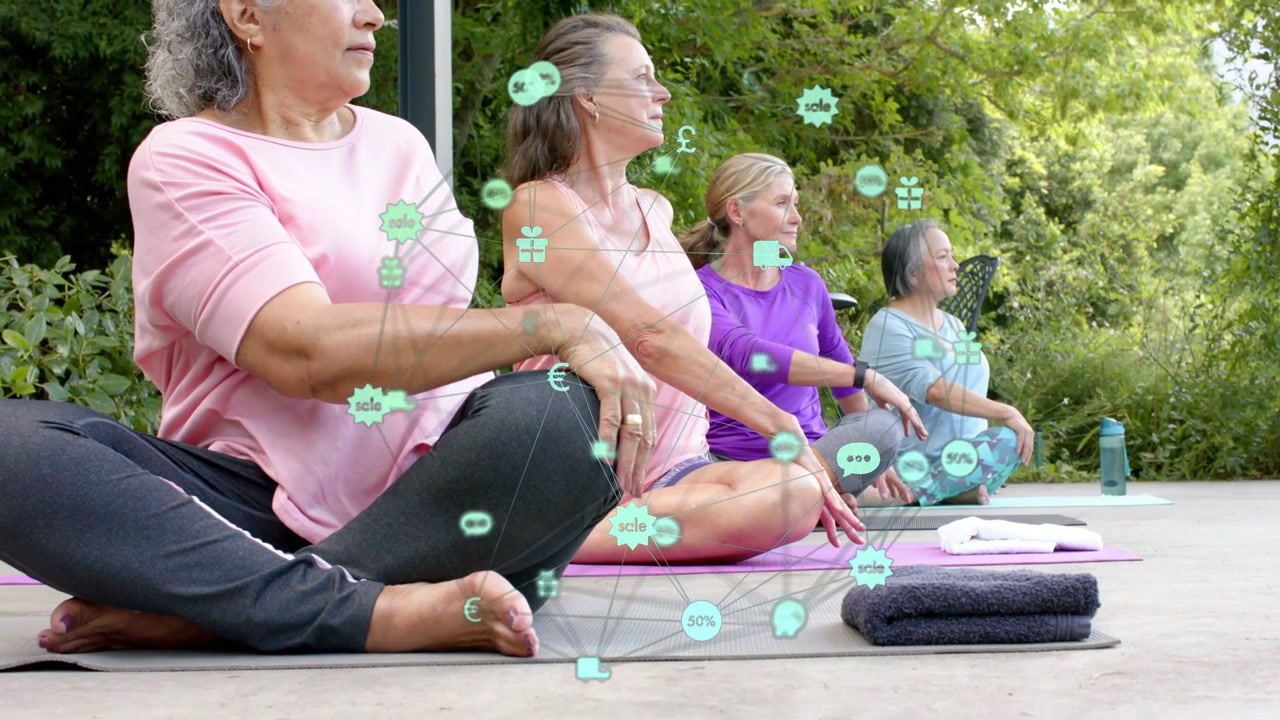 Quattro donne che eseguono torsioni yoga da sedute nel patio a sinistra, con icone AR guida color verde acqua che si sovrappongono alla postura per la respirazione.