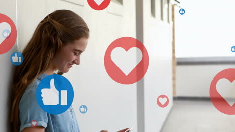 corazón y como iconos flotando contra la mujer caucásica sonriendo mientras usa el teléfono inteligente