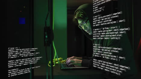 digitazione su laptop, persona con cappuccio circondata da animazione di codice digitale
