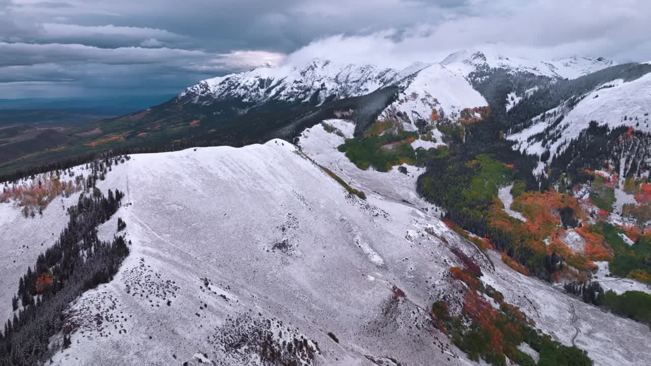 montañas masivas de colorado salpicadas de nieve y colores de otoño de pico