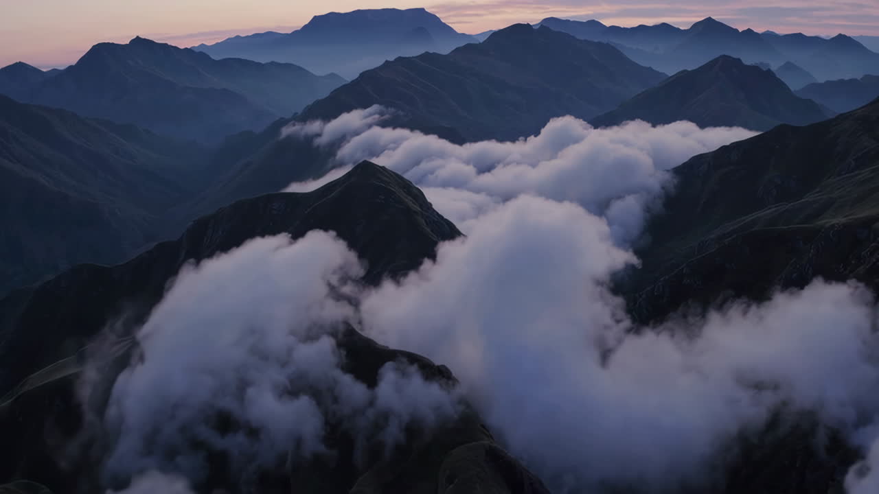 해가 뜨고 해가 지면 안개가 가득한 산꼭대기