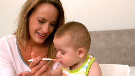 Bebé-Siendo-Alimentado-Por-La-Madre