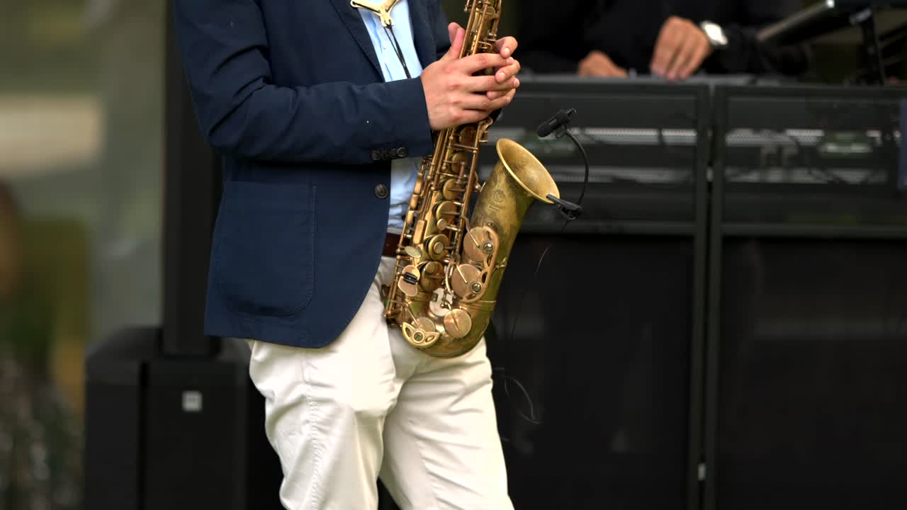 Saxofonista che si esibisce sul palco