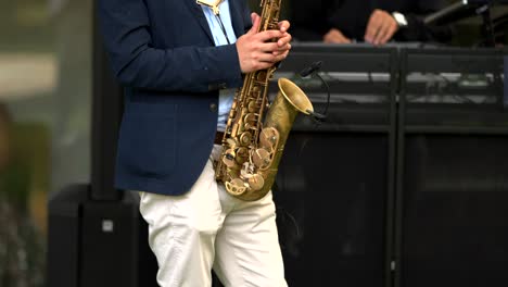 saxofonista actuando en el escenario