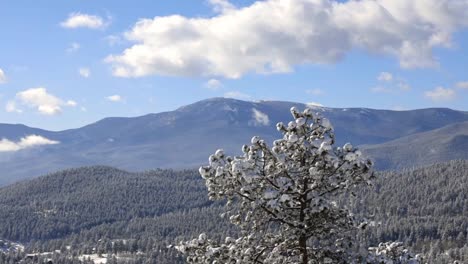 Wolken-Verlangsamen-Sich-Und-Ziehen-Im-Winter-über-Einen-Schneebedeckten,-Windigen-Gipfel-In-Der-Lost-Creek-Wildnis-Von-Colorado