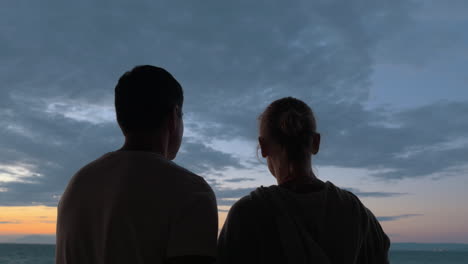 Pareja-Amorosa-Mirando-El-Mar-Y-El-Cielo-Por-La-Noche