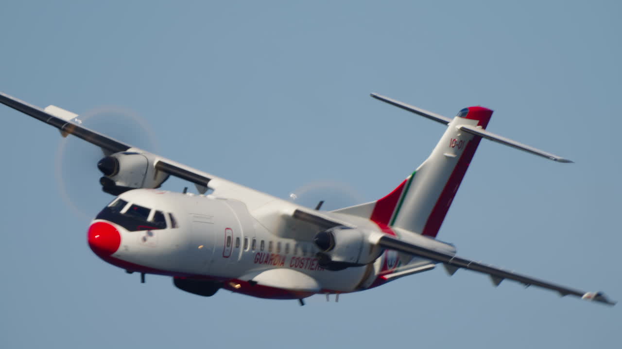澄み切った青空を飛行するイタリア沿岸警備隊のターボプロップ機