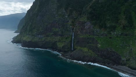 Stunning-view-of-the-waterfall-at-Miradouro-Veu-de-sa-Noiva,-Madeira