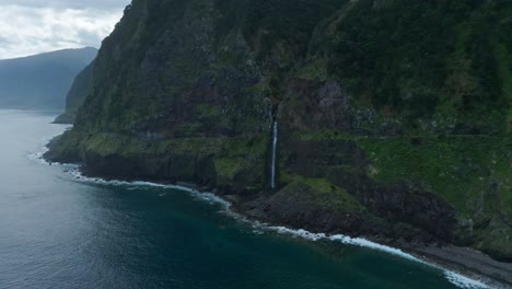 impresionante vista de la cascada en el miradouro veu de sa noiva, madeira