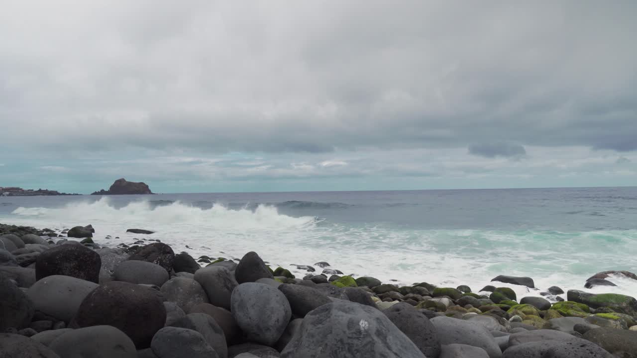 파도가 있는 바위가 있는 해안선