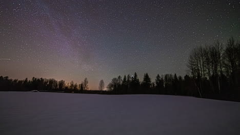 Vista-Estática-De-Constelaciones-Estrelladas-En-Movimiento-Y-Estrellas-Giratorias-En-El-Cielo-Nocturno-De-Invierno-En-Timelapse