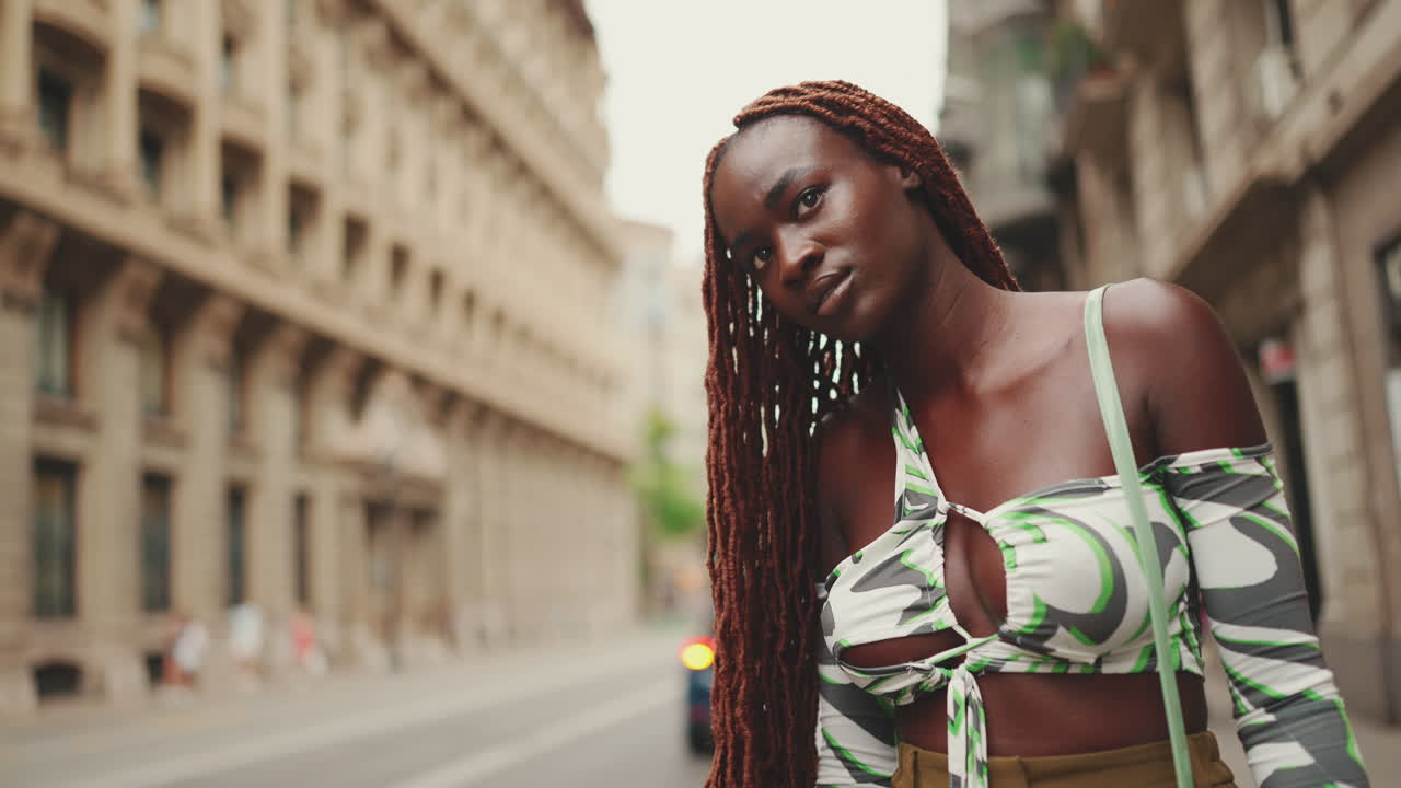 Una donna con un vestito in una via urbana