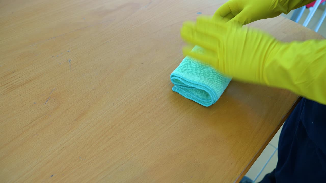 Folding Clening Cloth with Latex Gloves, Close Up