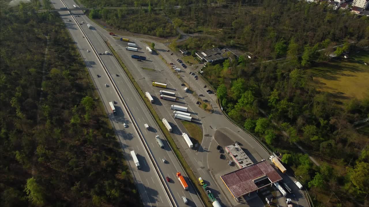 Vista aérea de una autopista y un área de descanso para camiones