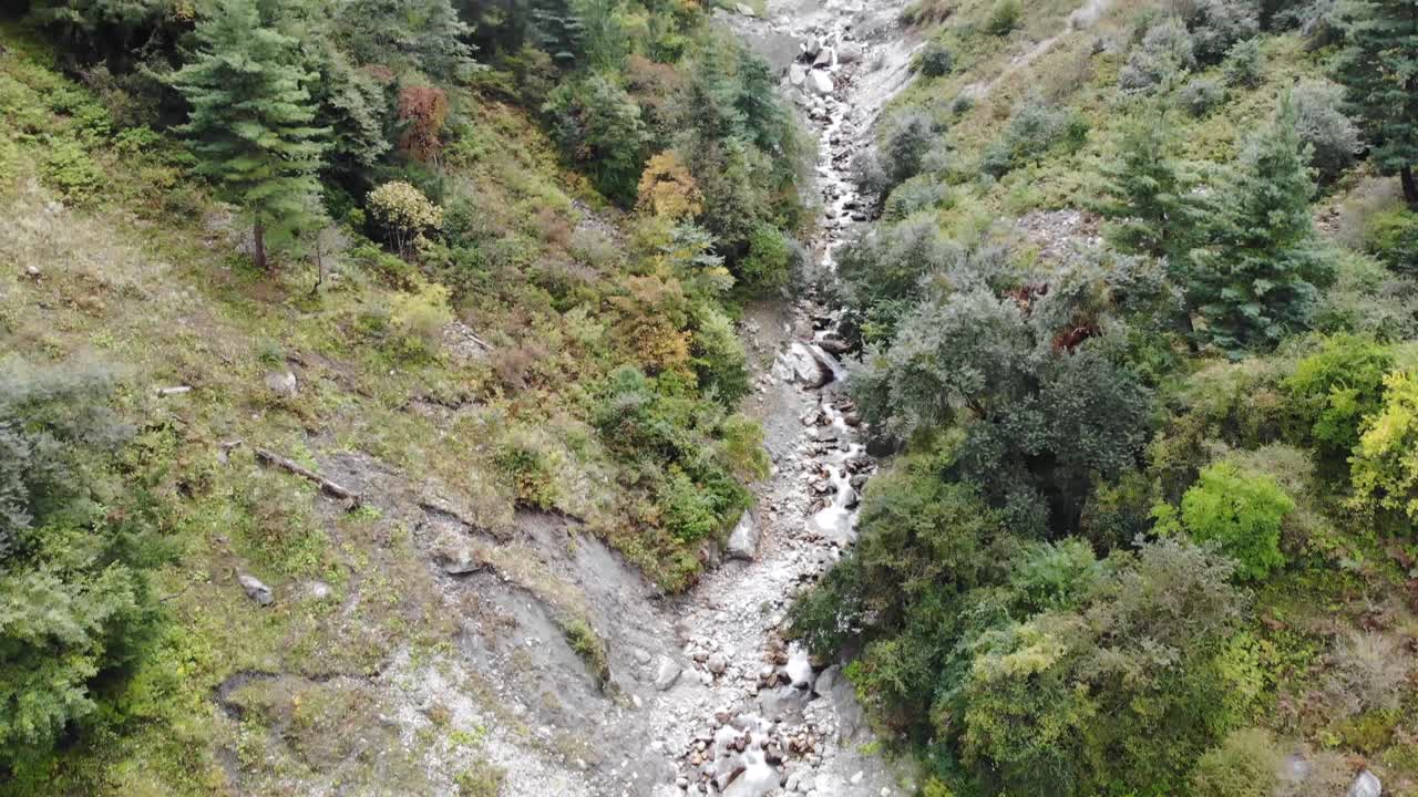 turistas cruzando el puente colgante en el valle dentro del circuito de annapurna en nepal