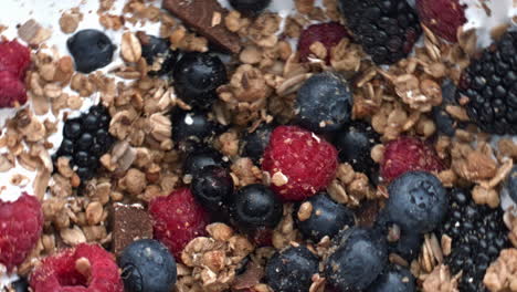 Frische-Beeren-Müsli-Spinnjoghurt-Nahaufnahme.-Milchdessert-Bio-Frühstück