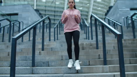 Fitness-Frau-Rennt-Die-Treppe-Hinunter.-Sportliches-Mädchen,-Das-Sich-Nach-Dem-Cardio-Training-Ausruht