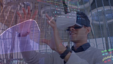 animación del procesamiento de datos financieros sobre el hombre de negocios usando auriculares vr