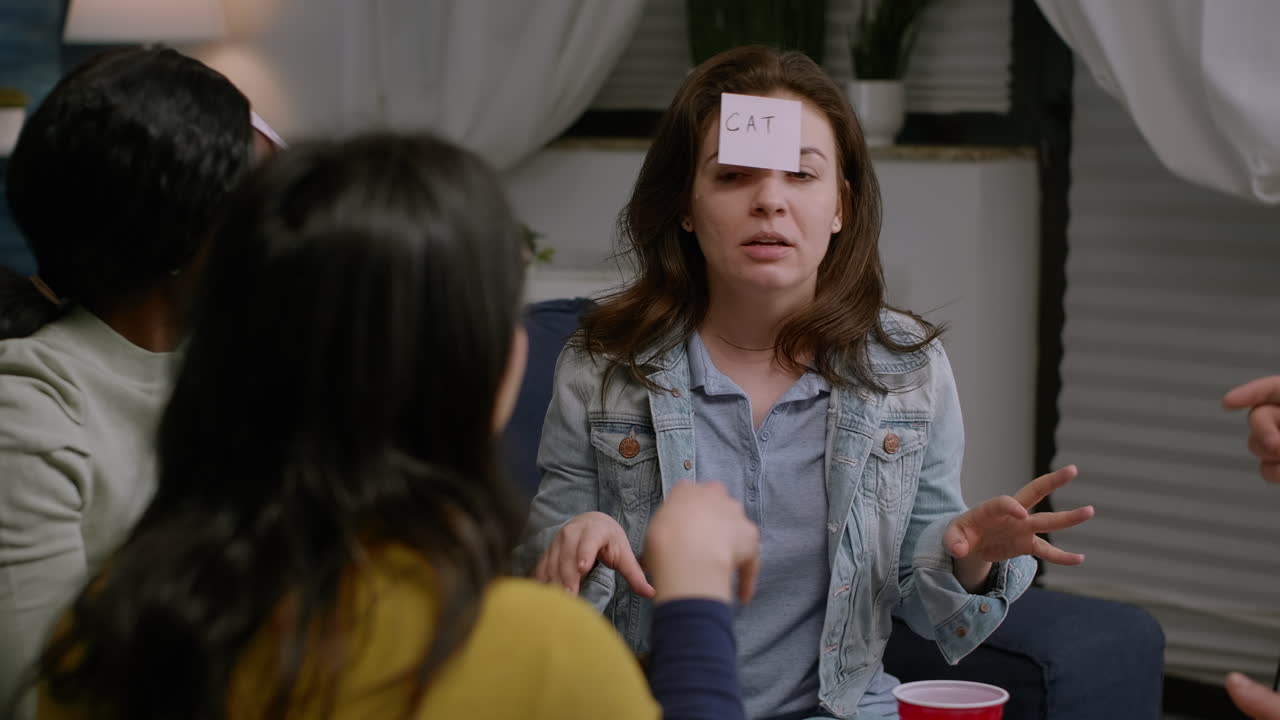 창의적인 여자가  ⁇ 적 ⁇ 적한 종이로 친구들과 함께 내가 누구인지 놀고 있습니다.