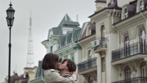 Pareja-Feliz-Disfrutando-De-Una-Cita-Romántica-Al-Aire-Libre.-Hombre-Rodeando-A-Una-Mujer-En-Las-Calles-De-La-Ciudad.