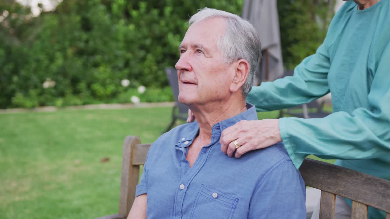 pareja caucásica mayor sonriendo y pasando tiempo juntos en el jardín