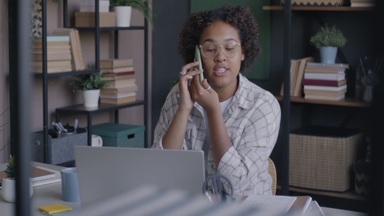 Kvinde i telefonen på et hjemmekontor