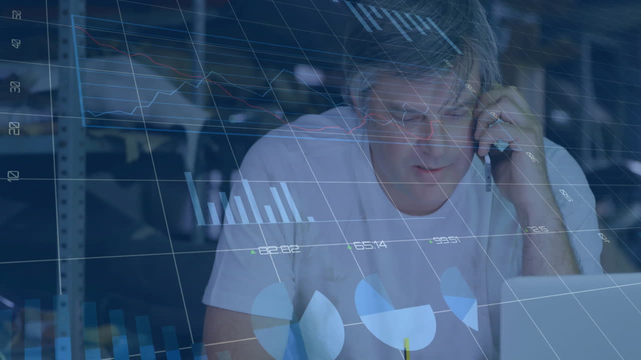 animación de gráficos, cambios de números, hombre caucásico hablando en teléfono celular mientras trabaja en portátil