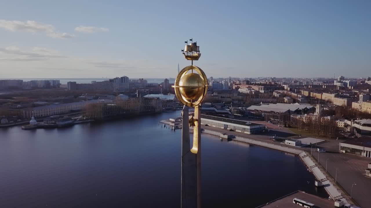 Sejlbådssymbol over en havn, luftfoto af bypanorama, Sankt Petersborg, Rusland.