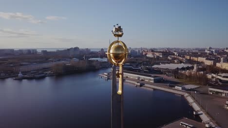 símbolo de velero en la parte superior de una vista aérea del puerto en un panorama de la ciudad, san petersburgo, rusia