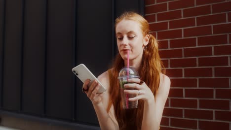 mujer joven con bebida y teléfono inteligente