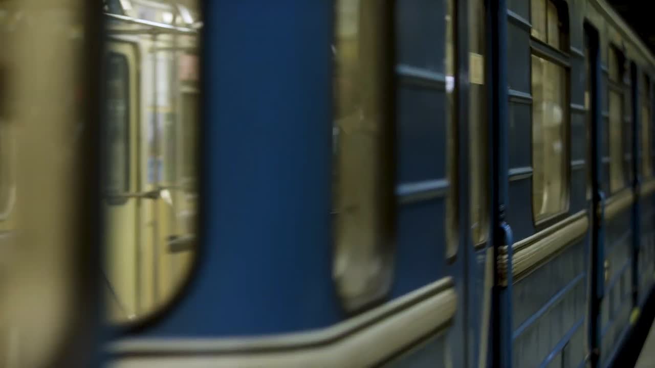 Interno del treno della metropolitana