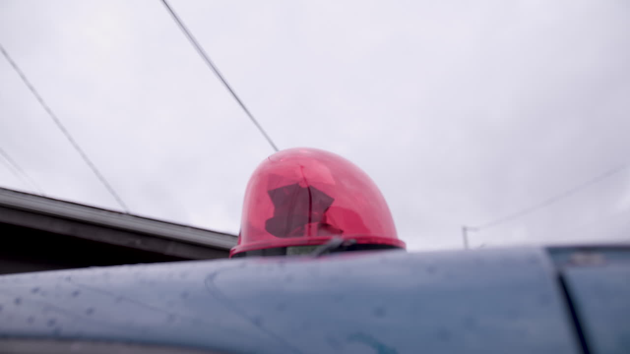 Faro della polizia retrò che ruota sul tetto di un'auto