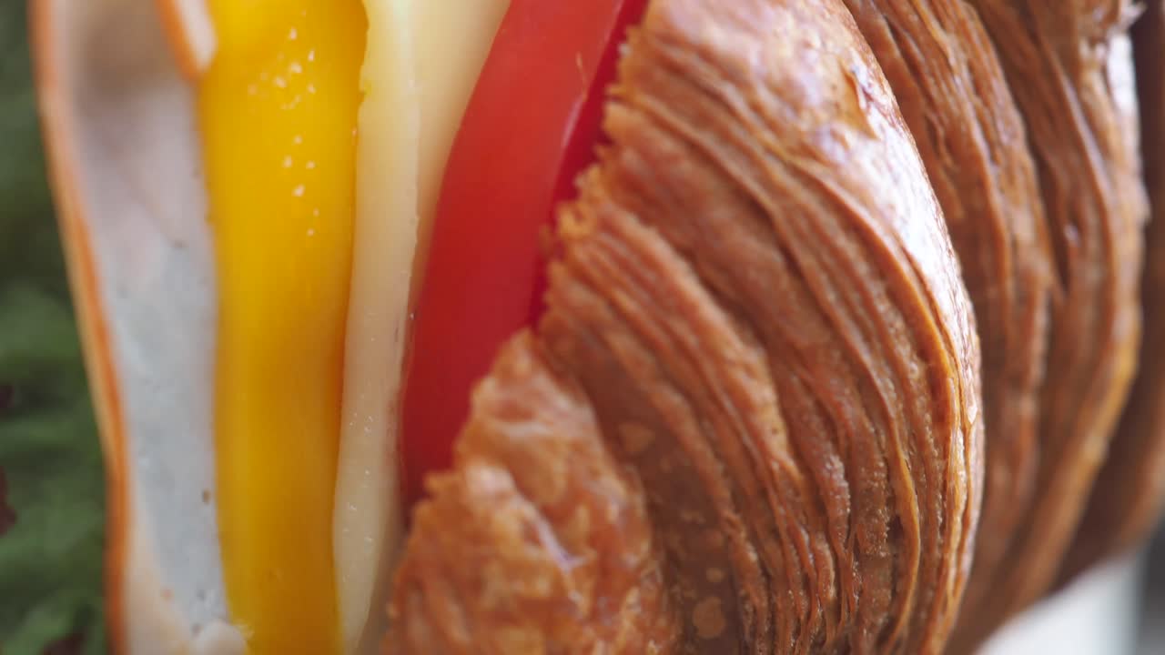 primer plano de un sándwich de croissant