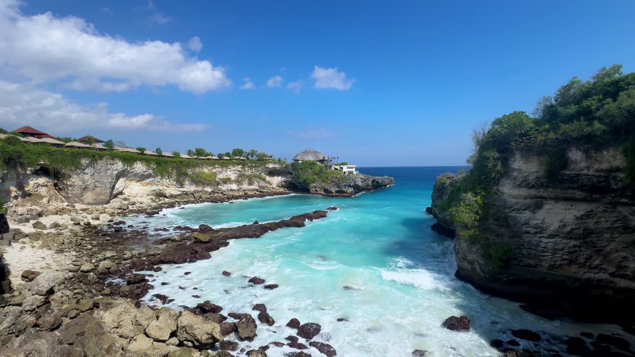 Paradiso costiero con acque azzurre e scogliere rocciose