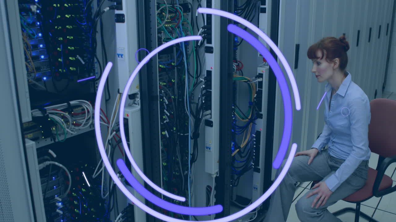 animación de formas sobre mujer caucásica en la sala del servidor