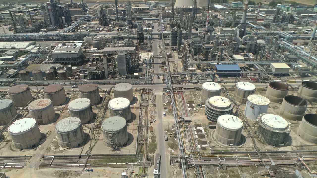 vista aérea de una gran refinería de petróleo