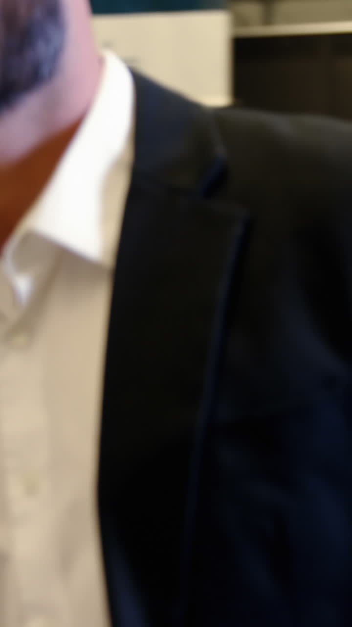 hombre de negocios sacando su equipaje del carrusel de equipaje