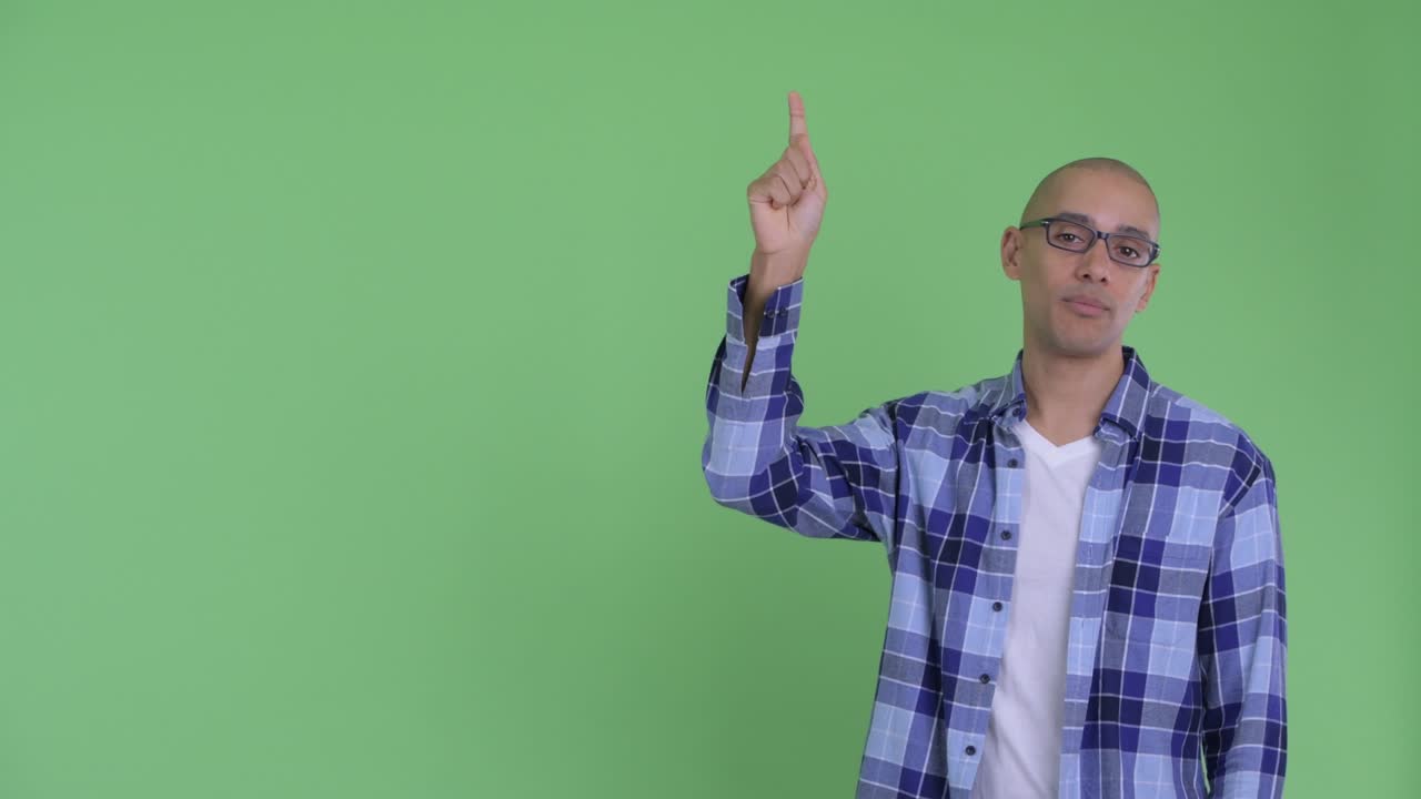 hombre calvo hipster estresado mostrando algo