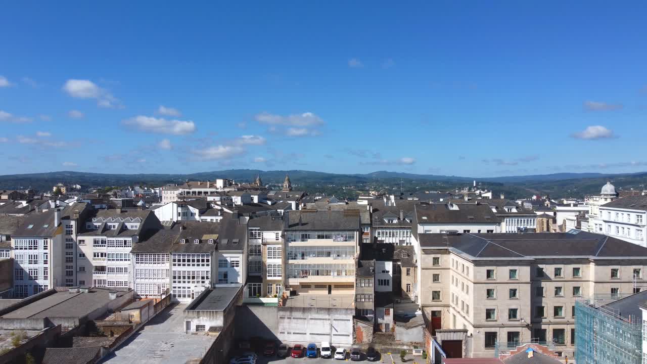 vista aérea de la ciudad de lugo y las montañas circundantes - 4k dji mini 2