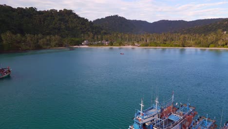 Vista-Aérea-Mágica-De-Los-Barcos-De-Vuelo-Anclados-En-El-Mar,-Isla-Ko-Kut-Ao-Phrao-Beach,-Tailandia-2022