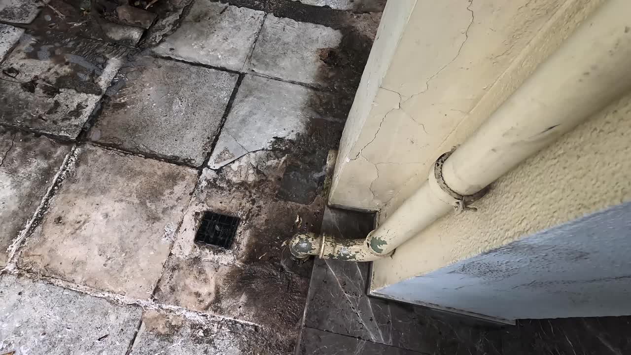 mucha lluvia y agua en atenas