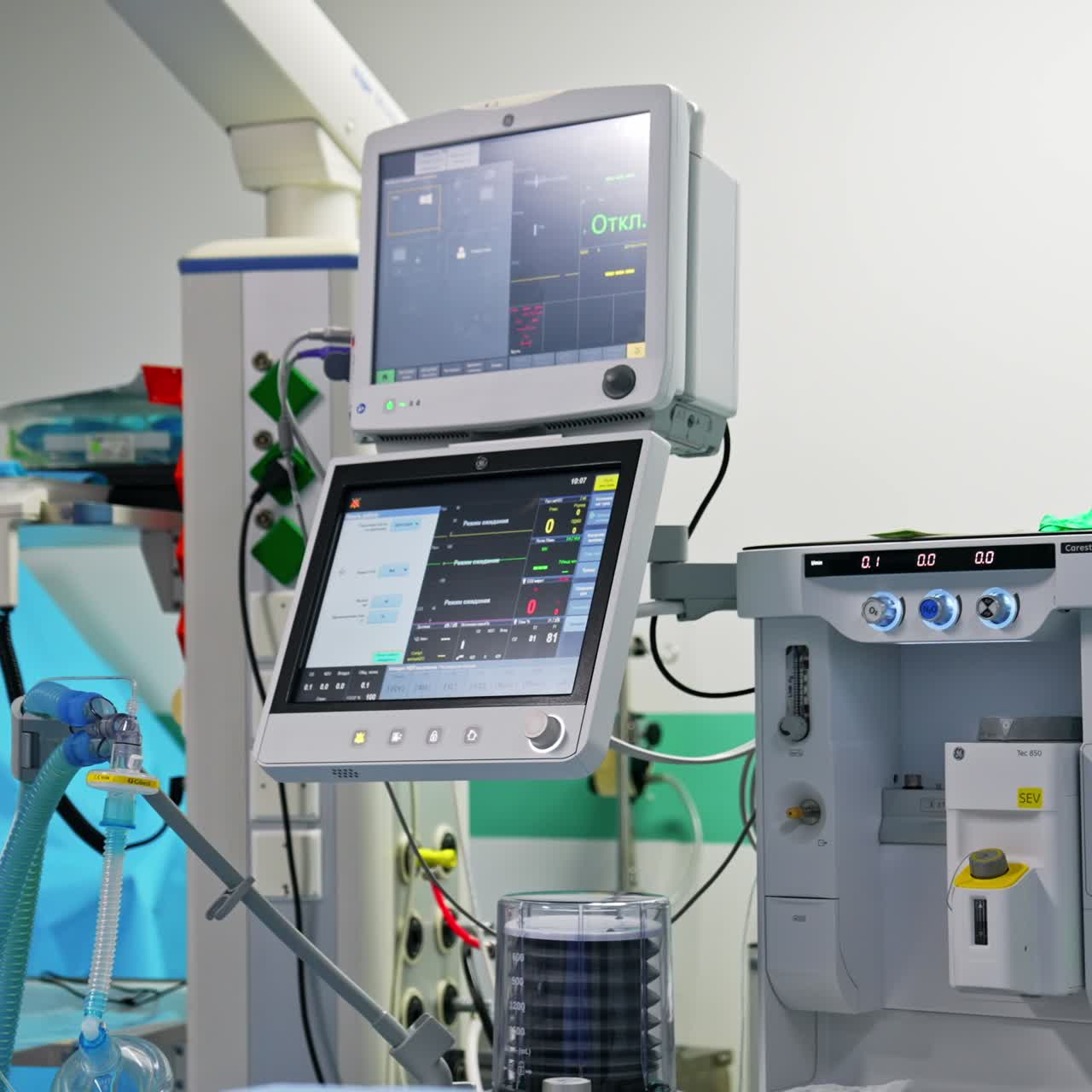 Primer plano con alejamiento gradual de pantallas operativas en un quirófano moderno. Equipamiento necesario para una operación actual.