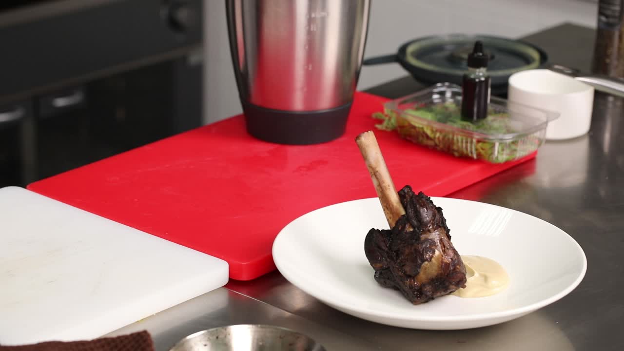 chef preparando un plato de conchas de cordero