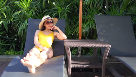 una tumbona es un lugar perfecto para tomar el sol y ver pasar el mundo en la piscina del hotel