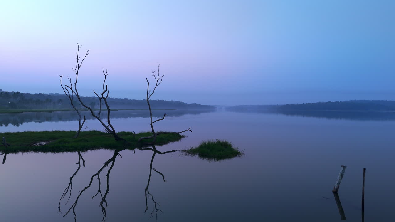 아침 조용한 호수, 태양 전에 호수는 하늘의 대기 효과를 반영하고 안개로 둘러싸여 있습니다.