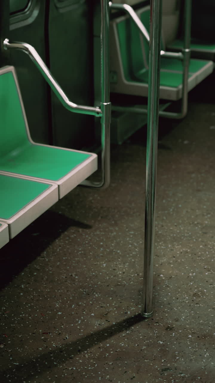 asientos verdes en un tren del metro