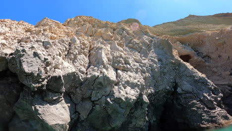 isla rocosa panorámica en grecia en el próximo verano