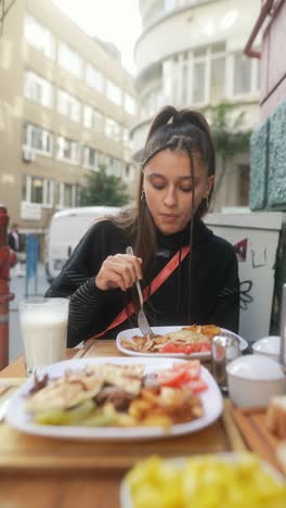 mujer comiendo una comida al aire libre