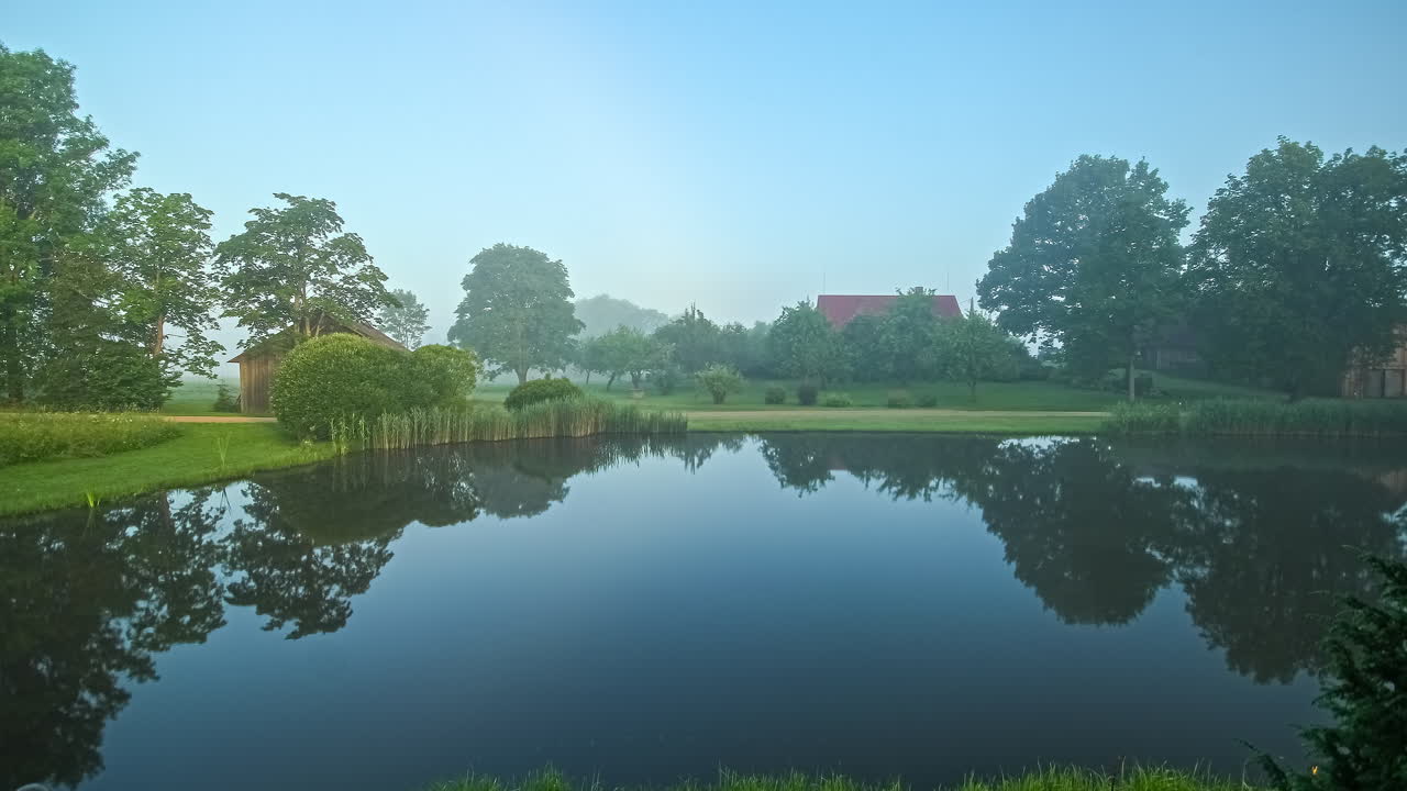 호숫가의 나무 오두막