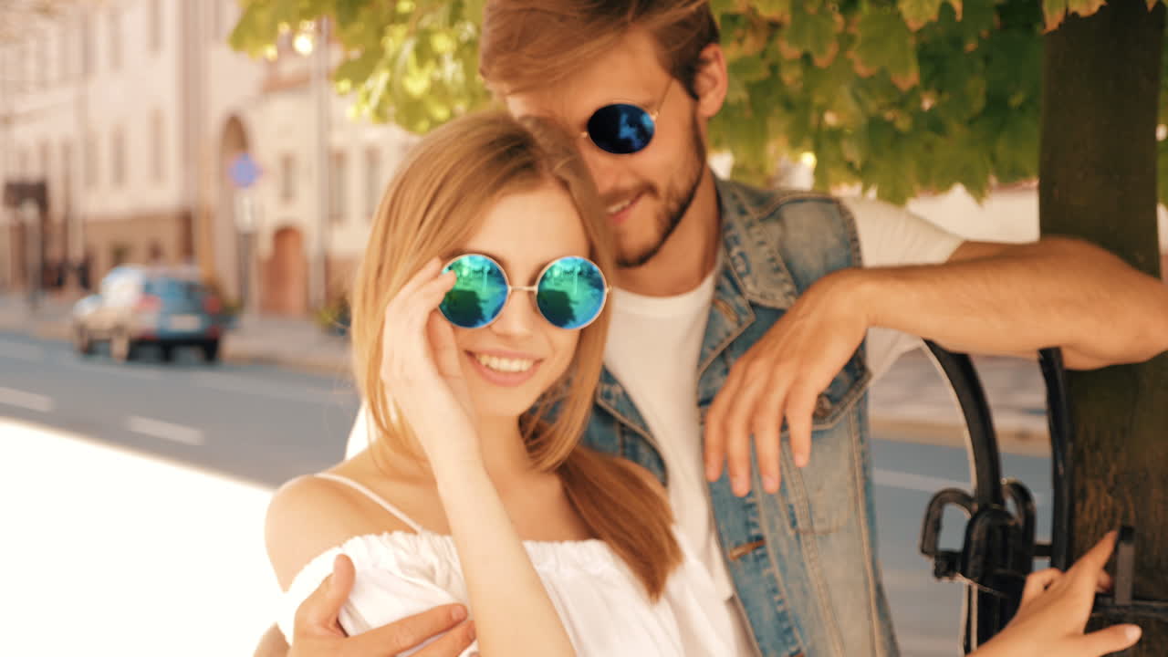 pareja al aire libre en la ciudad